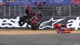Brutal caída de Marc Márquez en Le Mans: llegó cojeando al box