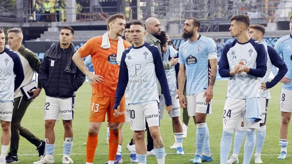 Los jugadores se aproximan a la grada de Fondo para agradecer el apoyo de la afición pese a la derrota. | MARTA G.BREA