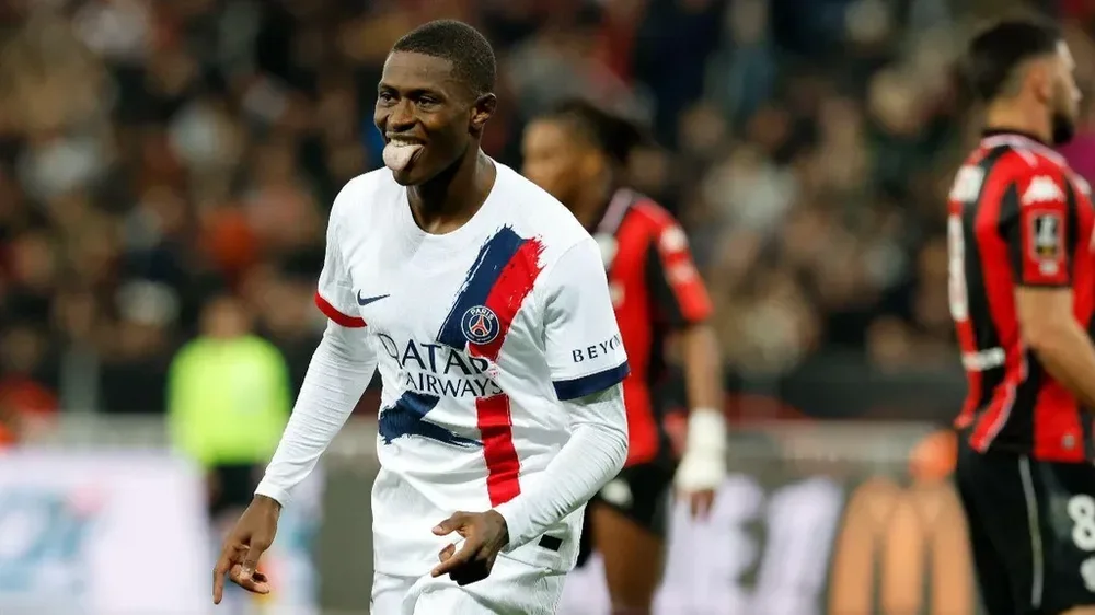 Nuno Mendes marca na goleada do PSG (FOTO: SEBASTIEN NOGIER/EPA)