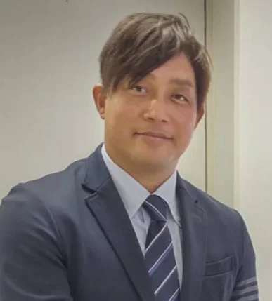 大阪ゼロロクブルズ藤井秀悟監督（左）と大阪国際大サッカー部・長野崇監督（撮影・柏原誠）